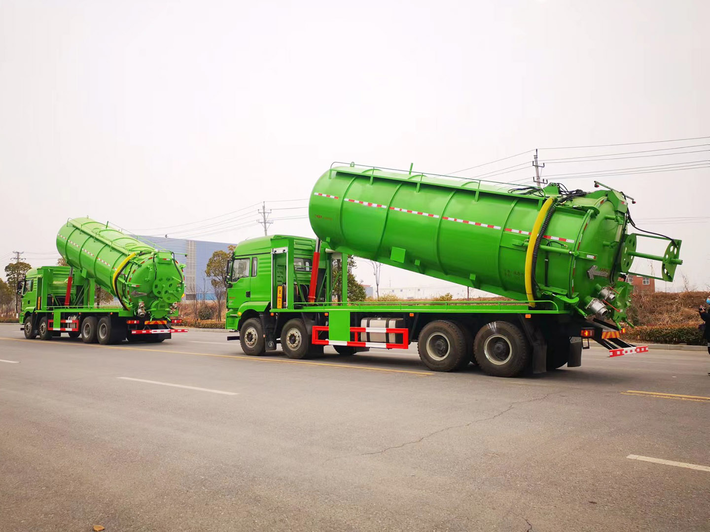 国六陕汽德龙前四后八30吨污泥运输车图片